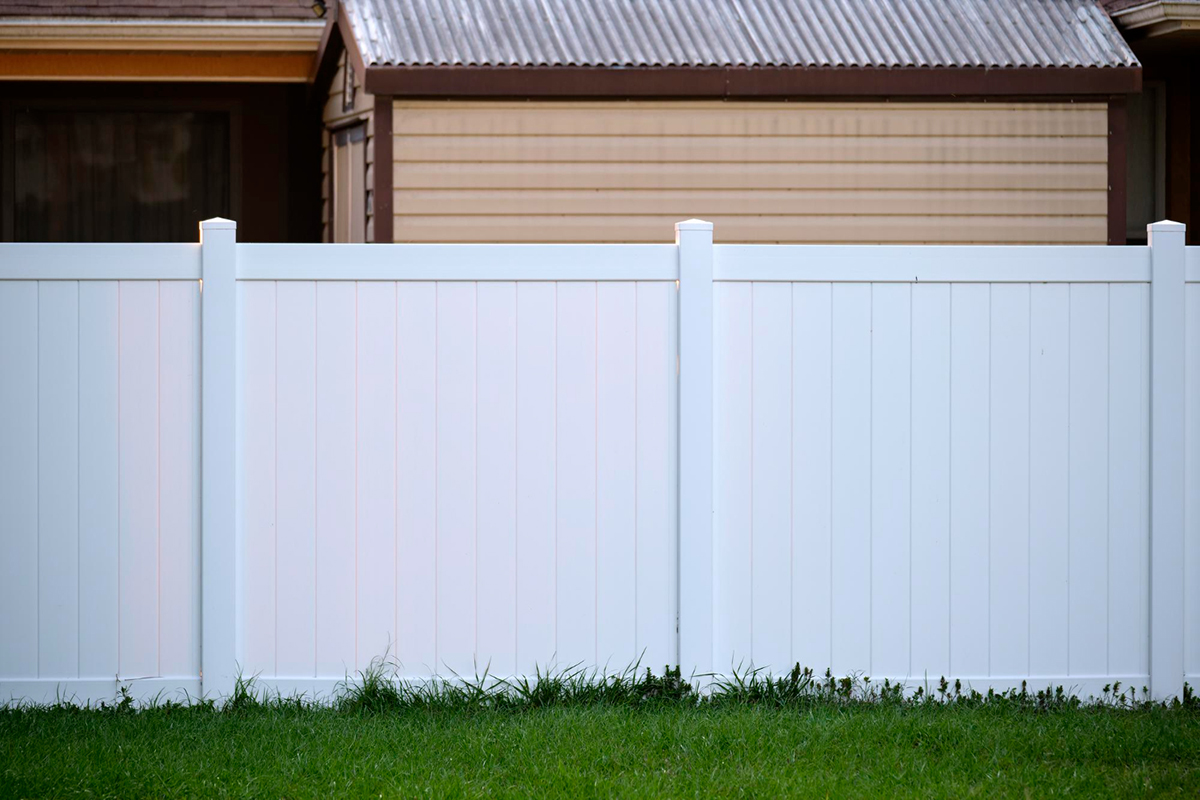 Vinyl as an Alternative to Wood: The Better Choice for Your Fencing Needs