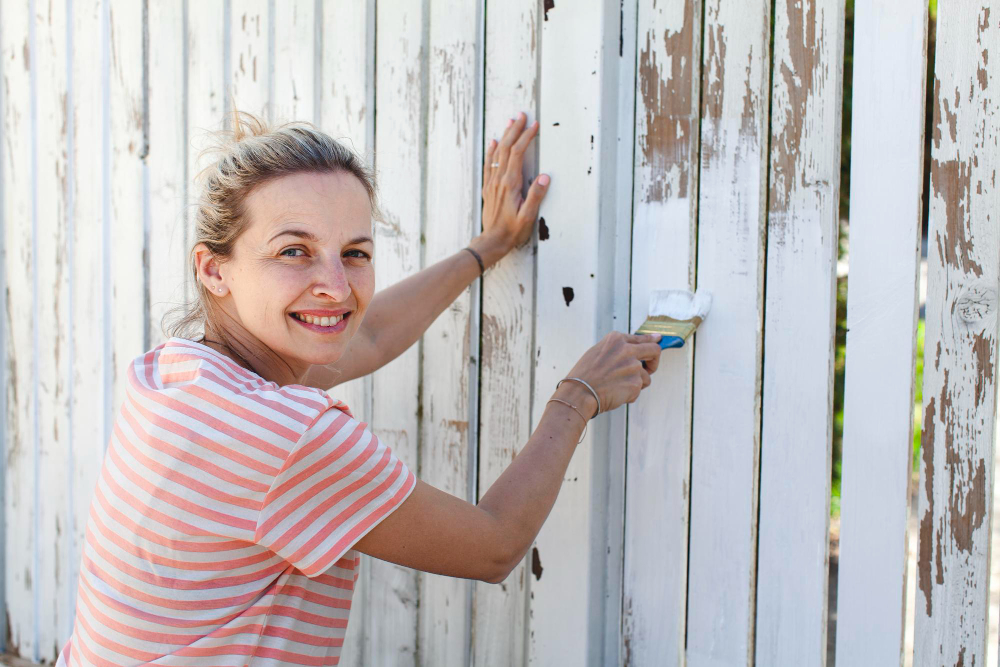 Painting vs Staining Wood Fence: A Comprehensive Guide for Homeowners