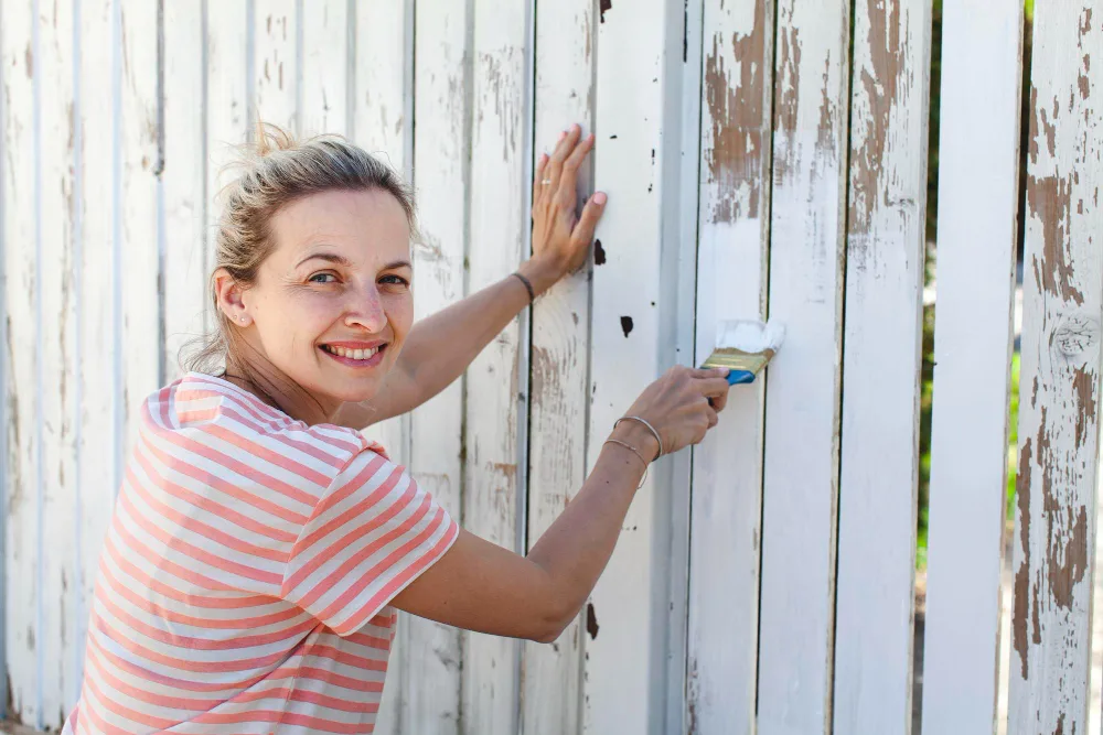 Painting vs Staining Wood Fence: A Comprehensive Guide for Homeowners