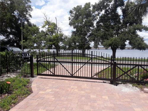 Aluminum fence & gate for driveway