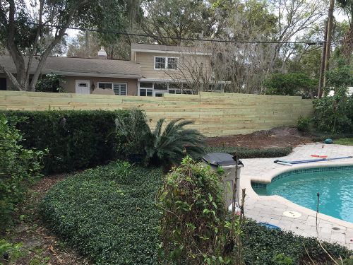 Horizontail wood fence around pool