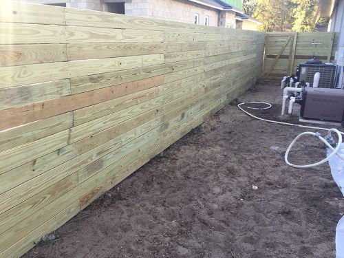 Horizontal privacy wood fence